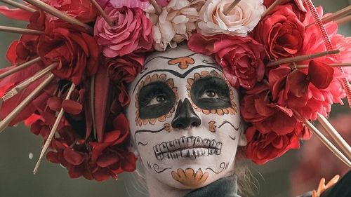 FOTO&VIDEO Mii de persoane au participat la Parada de Ziua Morților în Mexic / Mexicanii şi-au machiat chipurile pentru a imita cranii, s-au deghizat în personaje înfricoşătoare şi au purtat costume viu colorate