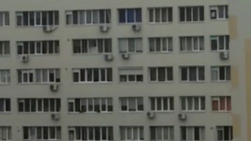 VIDEO În pline restricții din cauza pandemiei de coronavirus, un tătic din București găsește o variantă inedită să își plimbe bebelușul: pe acoperișul blocului
