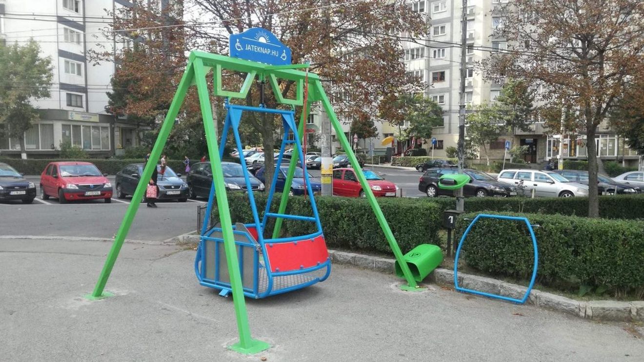 Sfântu Gheorghe are primul leagăn pentru persoane cu dizabilități / Banii pentru achiziția lui, 22.000 de lei, au fost strânși în 3 ani de două asociații