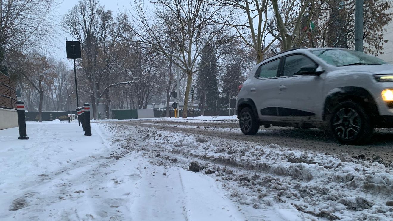 FOTO Prima zăpadă din acest an a prins Bucureștiul nepregătit / Bulevarde necurățate în nordul Capitalei
