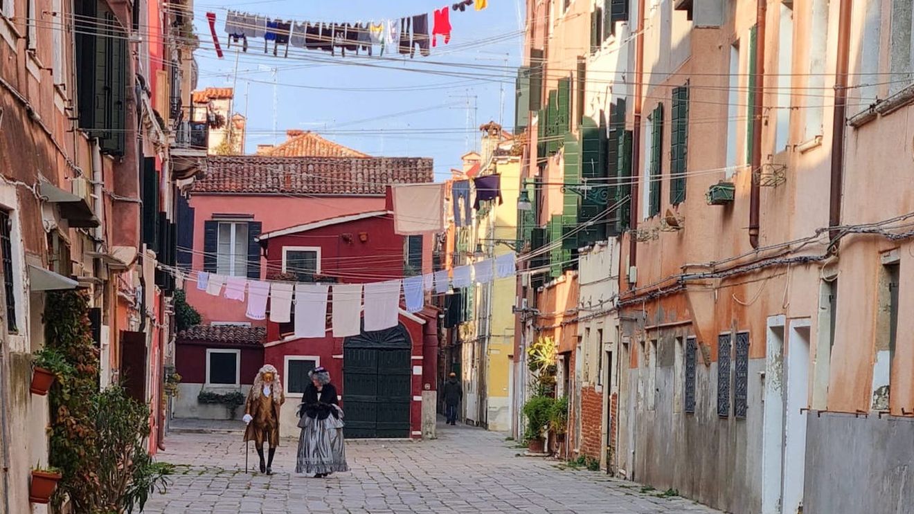 FOTO Reportaj în Veneția: Prețurile la control, ponturi pentru turiști / Pensionat la 38 de ani din armata română, cântă într-un restaurant lângă Grand Canale: Dacă e sezon fac 100 de euro pe zi /  Asaltul oamenilor de afaceri chinezi