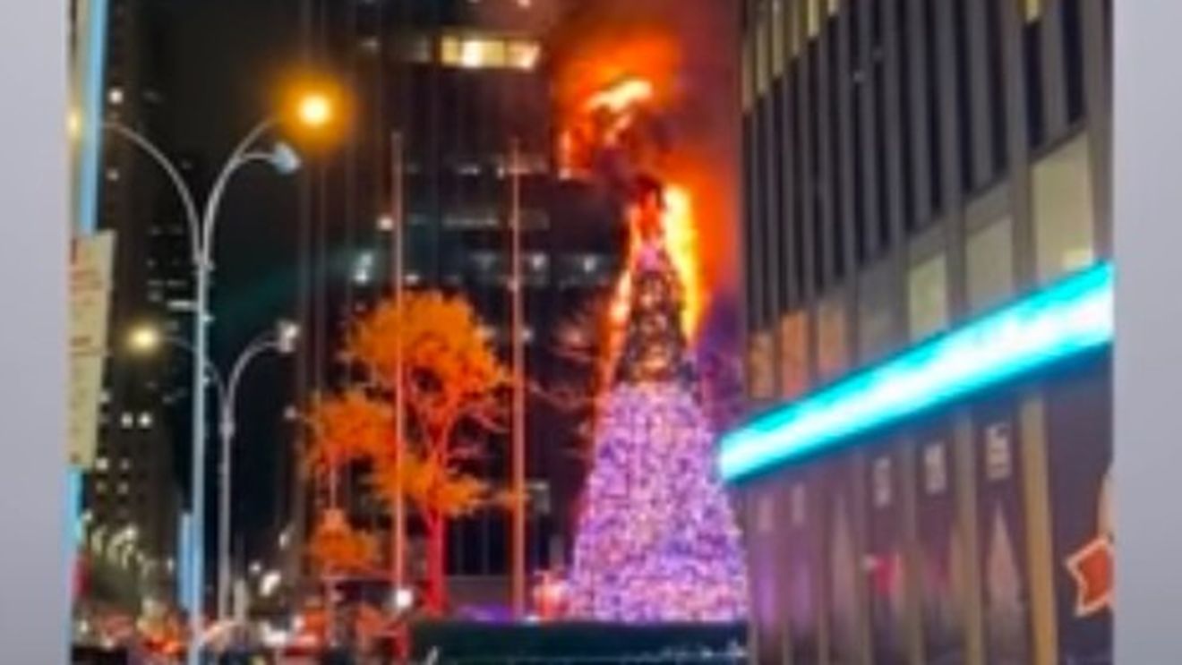 VIDEO Bărbat arestat după ce a dat foc bradului de Crăciun de 15 metri din fața televiziunii Fox News, în New York
