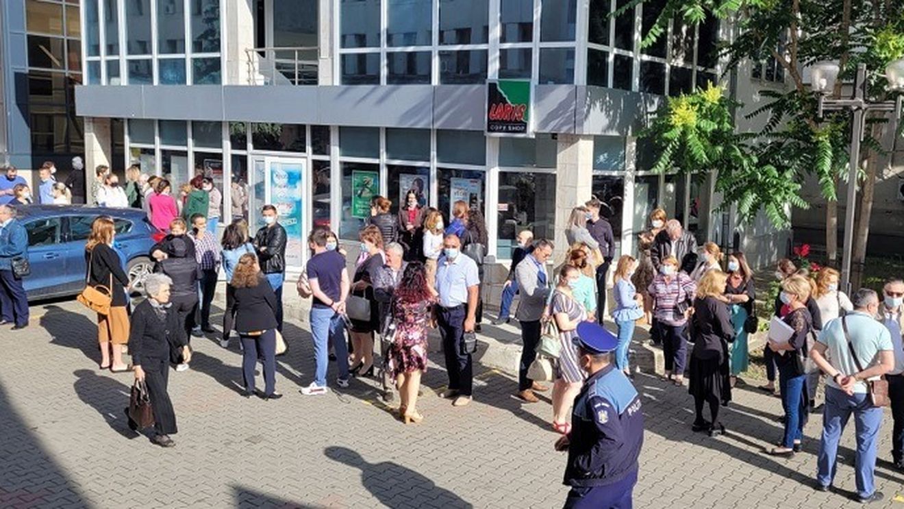 UPDATE: Protest al angajaţilor Primăriei Focşani, nemulţumiţi că nu şi-au primit salariile după ce Ministerul Finanțelor a invalidat bugetul municipiului. Ministerul anunță că nu a primit documentele de plată
