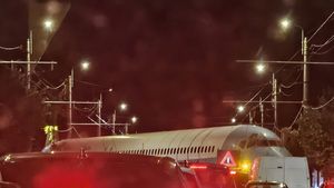 VIDEO Imagine neobișnuită pe drumurile din Cluj noaptea trecută: fuselajul unui avion a blocat traficul / A plecat de pe Aeroportul Otopeni, dar pe șosea