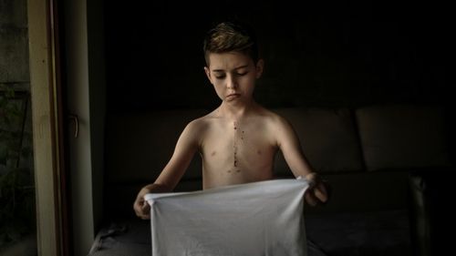 Fotograful român Adrian Câtu a câștigat un premiu de excelență la Pictures of the Year International cu fotografia unui copil operat