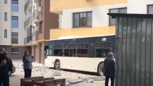 Patru răniți, după ce un autobuz a lovit câteva maşini şi s-a oprit într-un bloc din Capitală. Oficialii STB resping suspiciunile potrivit cărora cauza ar fi fost o defecțiune la sistemul de frânare. O cronologie