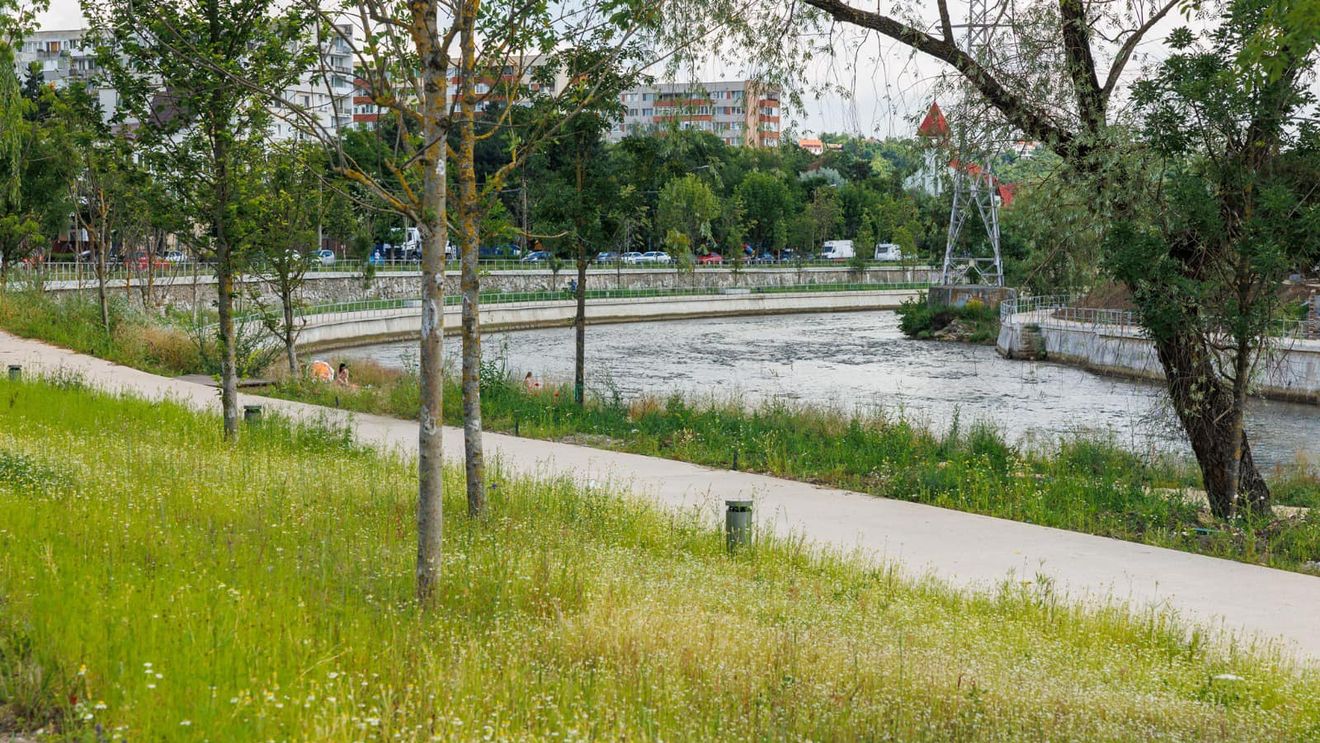 Pistă de biciclete, locuri de joacă și plajă pe malul Someșului, în Cluj /  Investiție de 23 de milioane de euro / Boc: ”Trebuie făcute drenuri, după care va fi adus nisipul”