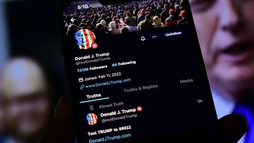 Trump a distribuit pe Truth Social o teorie a conspiraţiei potrivit căreia Biden ar fi fost „executat” în 2020 şi înlocuit cu clone sau roboţi