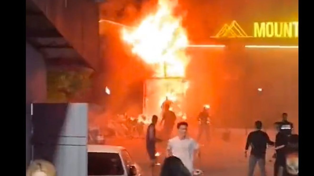 VIDEO Cel puțin 13 morți și 40 de răniți, după ce un club de noapte din Thailanda a luat foc