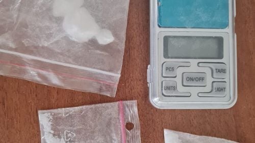 Doi tineri, depistați de jandarmi cu droguri, în curtea unui liceu din Timișoara / Se pregăteau pentru o petrecere