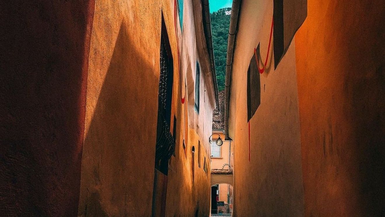 Strada Sforii din Brașov, a treia cea mai îngustă din Europa, ar putea fi închisă pe timpul nopții, din cauza vandalizărilor / Ar urma să fie montate grilaje pentru a proteja strada și locuitorii din zonă