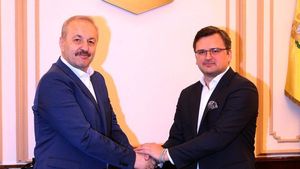 Vasile Dîncu s-a întâlnit cu șeful diplomației ucrainene Dmitro Kuleba. Ministrul Apărării „a condamnat în termeni duri atrocităţile comise de armata rusă în Bucea”