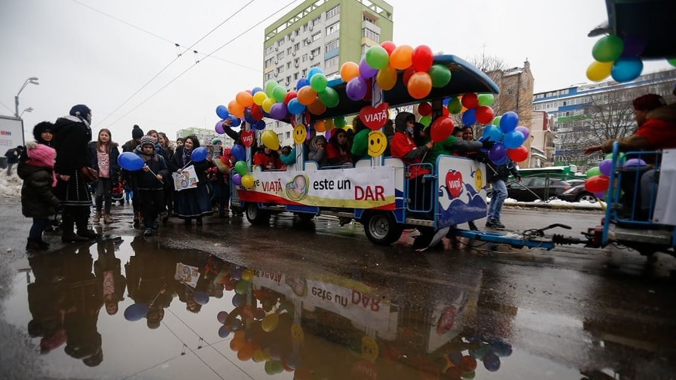 Reportaj în presa americană: Activiștii afirmă că România a redus avorturile treptat și pe nesimțite