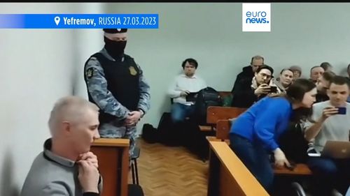 Tatăl fetei care a făcut un desen anti-război a fost extrădat din Belarus în Rusia, de unde a fugit după ce a fost condamnat la doi ani de închisoare