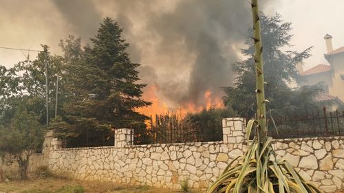 Grecia: Aerul a devenit aproape irespirabil la Atena, din cauza fumului degajat de incendiile care au ajuns în suburbiile capitalei