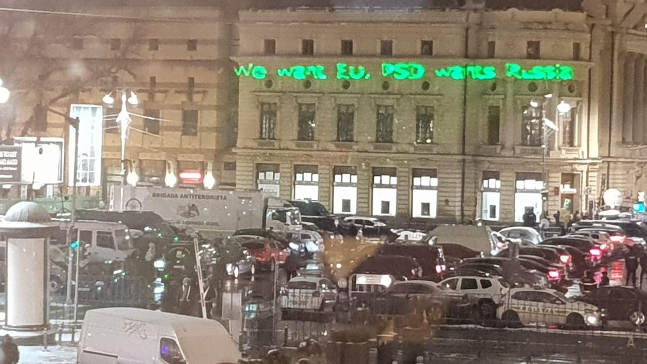 VIDEO Sute de persoane protestează în proximitatea Ateneului, unde are loc ceremonia oficială de preluare a președinției UE / Proiecție laser pe Palatul Regal: We want EU. PSD want Russia