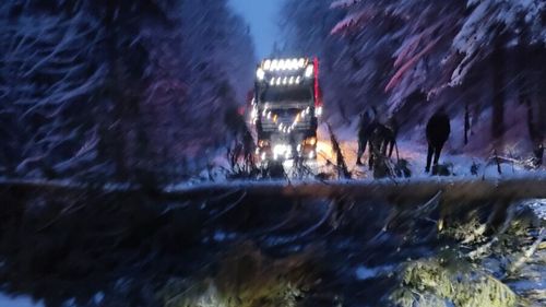 Se circulă în condiţii de iarnă, ninge şi se depune zăpadă pe carosabil pe mai multe artere rutiere din judeţele Alba, Bacău, Gorj, Harghita, Iaşi, Neamţ, Sălaj, Suceava şi Vaslui