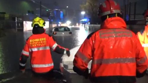 VIDEO Precipitații abundente, localități inundate și două persoane salvate dintr-o mașină blocată în apă/ Furtuna Emilia a devastat sud-estul Spaniei și se manifestă în continuare în Valencia și Castellon/ În anumite zone a fost emis cod portocaliu și închise preventiv școlile