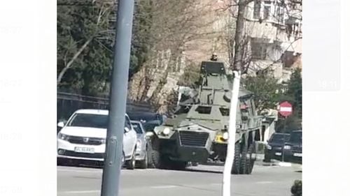 VIDEO Blindat, autovehicul istoric, lovește o mașină în Râmnicu Vâlcea / Amendă între 580 și 725 de lei