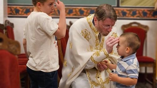 Liturghia mâinilor: În Oradea există o „Biserică a surzilor”, unde preotul ține slujbele în limbajul semnelor / ”Surzii sunt mai agitați decât restul oamenilor, își pierd interesul repede dacă ai mesaje prea complicate”