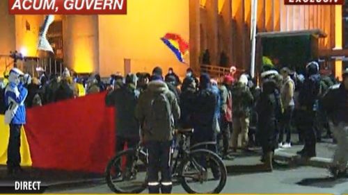 Circa 20 de persoane protestează la Guvern după adaptarea legislației din România la decizia UE privind certificatul digital / George Simion a anunțat că AUR merge în Piața Victoriei, dar a ajuns doar Diana Șoșoacă