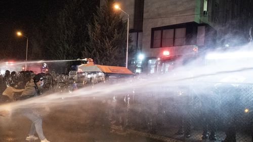 VIDEO Zeci de mii de georgieni au ieșit în stradă pentru a cere noi alegeri. Poliția din Tbilisi a răspuns cu tunuri de apă