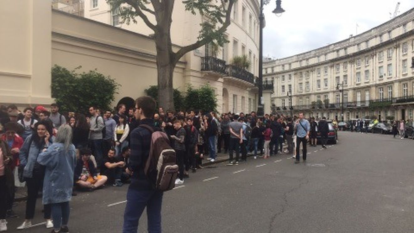 Mesaj emoționant de la un cetățean român care așteaptă de 6 ore să voteze la Londra: Nu sunt sigură că apuc să votez/ Măcar am fost aici, am vorbit românește