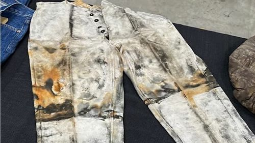 Cei mai vechi blugi cunoscuți din lume, găsiți în epava unui vapor din 1857, se vând cu 114.000 de dolari/ O posibilă fabricație timpurie a blugilor Levi Strauss