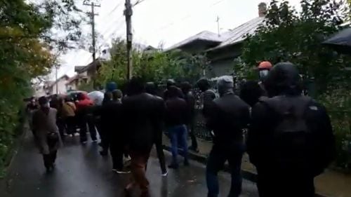 VIDEO Cetățenii moldoveni din Iași stau la coadă mai mult de o oră pentru a reuși să voteze