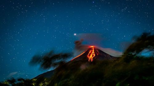 Sute de persoane, evacuate după erupţia unui vulcan în Guatemala