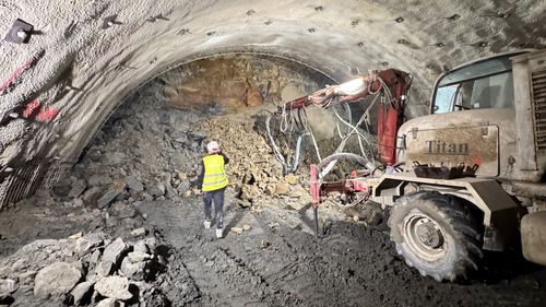FOTO ”Tunelurile pentru ursi„ de pe tronsonul lipsă al autostrăzii Nădlac –  Sibiu /  Imagini de pe șantierul dintre Margina și Holdea / Lucrează 700 de oameni