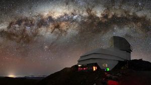 Și dacă noi suntem outsiderii spațiului cosmic? Ar fi posibil ca marile civilizații inteligente din Univers să fie formate din materie întunecată?