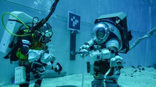 Grupul italian de lux Prada şi compania Axiom Space au prezentat noul costum spaţial care va fi folosit de NASA în misiunile pe Lună