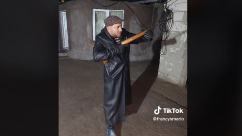 VIDEO O postare pe Tik Tok le-a adus mascații la ușă unor prahoveni / Sunt cercetați pentru nerespectarea regimului armelor și munițiilor