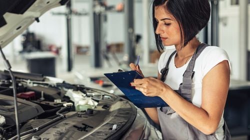 O agenție americană dă în judecată doi producători auto, acuzați de discriminare a persoanelor în vârstă și de hărțuire sexuală a angajatelor