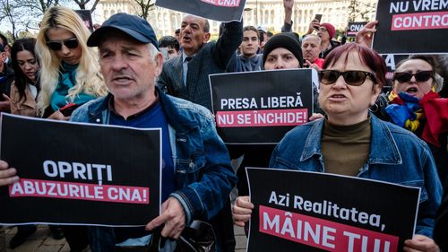 CNA a menținut decizia de retragere a licenței Realitatea TV / Protest cu 150-200 de oameni în fața CNA după închiderea Realitatea Plus / George Simion la protest: Bolojan pune pumnul în gură oricărei opoziții, ne retragem din Adunarea Parlamentară a Consiliului Europei