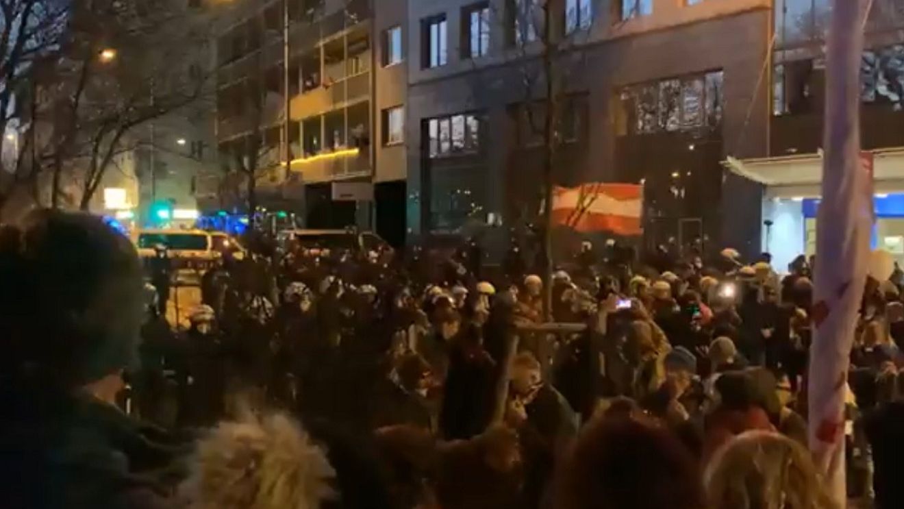 Mii de persoane au manifestat la Viena împotriva restricţiilor pentru combaterea pandemiei