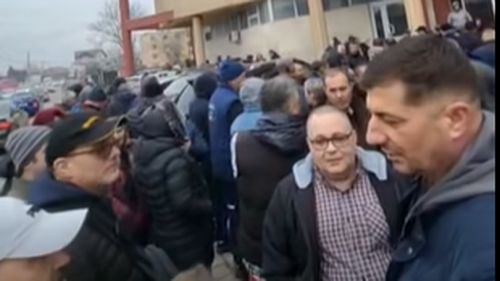 Sute de mineri protestează din nou la Târgu Jiu, în faţa sediului Complexului Energetic Oltenia / Oamenii strigă „Minerii şi ţara şi-au pierdut răbdarea”