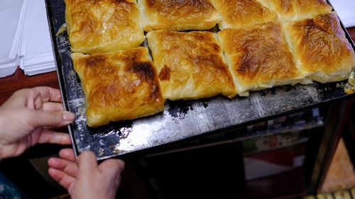 FOTOREPORTAJ Povestea unei familii de machedoni care ține o mică afacere în București de aproape 40 de ani. O veche rețetă din Dobrogea i-a adus generații de clienți