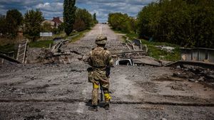 Ziua 95 de război. Forțele ruse anunță că au bombardat "un mare arsenal" din orașul natal al președintelui Zelenski / Ambasadorul rus în UK susține că Rusia nu va folosi arme nucleare tactice în războiul din Ucraina / Orașul Severodonețk „nu este izolat” de forțele ruse, spun oficialii ucraineni / Zelenski: Teroarea a devenit singura formă de acţiune a Rusiei în raport cu Ucraina şi Europa