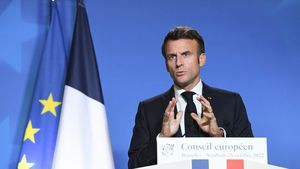 Emmanuel Macron îl asigură pe Zelenski că va susține planul de pace al președintelui ucrainean