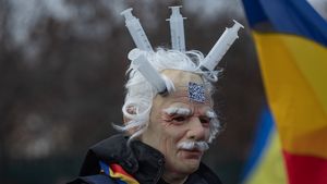 GALERIE FOTO Cum se vede în imagini protestul violent organizat de AUR în 21 decembrie/ Mașini vandalizate, Parlament blocat, jandarmi impasibili, zeci de amenzi și două rețineri