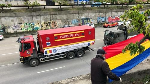 VIDEO Bătaie de joc a autorităților moldovene: Ceremonia de primire a ajutoarelor din România, organizată sub un pod insalubru de la periferia Chișinăului. Premierul Chicu, huiduit