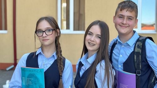 Tot mai multe școli din Sibiu se orientează către uniforma pentru elevi / Director: „Am ales ceva între ținută decentă și uniformă” / ”Uniforma a fost solicitată de către părinți”