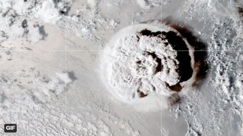 VIDEO Explozia vulcanului din Tonga a trimis tone de apă în stratosferă, care ar putea încălzi Pământul / Cercetător NASA: "Nu am mai văzut niciodată așa ceva"