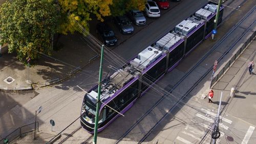 Disputa politică pe culorile tramvaielor din Timișoara: USR le vrea galbene, liberalii, violet / ”Ce s-ar întâmpla daca fiecare administrație ce se perindă, temporar, pe la conducerea Timișoarei ar schimba culorile?”