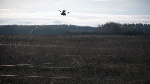 Luptătorii ucraineni au găsit și eliminat operatorii de drone ruși urmărind firele de fibră optică ale vehiculelor aeriene. Firele reflectau lumina soarelui