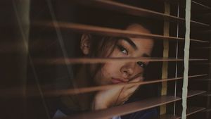 O temă a unei generații: „Să fiu în preajma celorlalți mă obosește, mă derutează și mă face să mă simt greșită” / Formele de autism fără dizabilitate intelectuală sunt greu de depistat / Medic: ”E esențial să se implice și familia și școala”