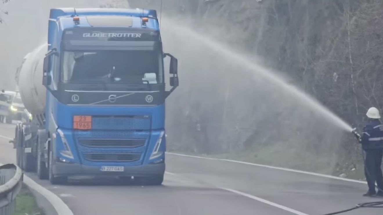 Se circulă din nou pe Valea Oltului / Traficul a fost blocat câteva ore, după ce s-a descoperit că o cisternă pierdea din încărcătură: gaz petrolier lichefiat