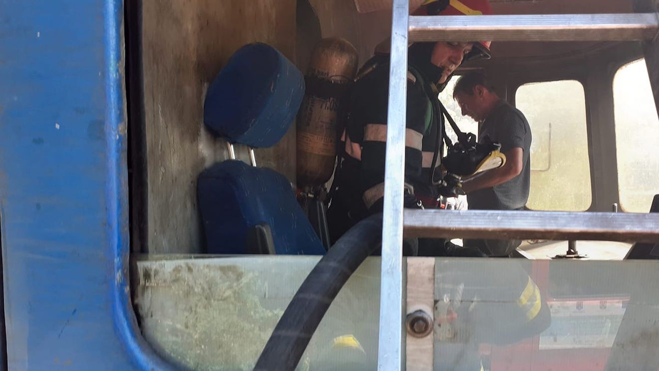 Incendiu la locomotiva unui tren de călători în Maramureș / Toți călătorii au fost evacuați în siguranță / Magistrala 400 e blocată